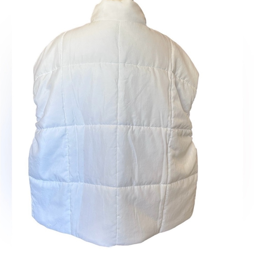 NWT Nike Women’s Sportswear Classic Puffer
Therma-FIT Loose Vest in Sail/Black - Picture 8 of 13